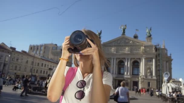 Mooie toeristische meisje nemen foto — Stockvideo