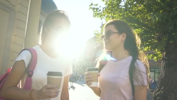Bästa vänner med kaffe i Street — Stockvideo
