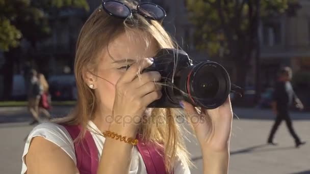 Turista tomando fotos de Opera House — Vídeos de Stock