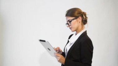 Tablet kullanan iş kadını