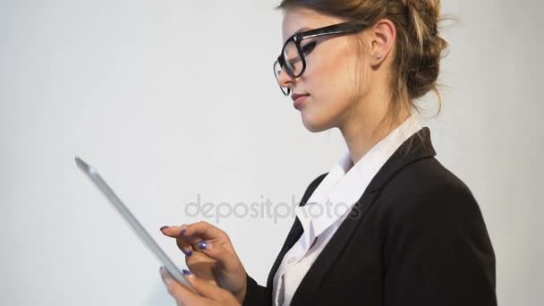 Окупована бізнес-леді використовуючи планшет — стокове відео