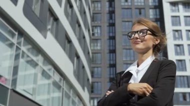 Businesswomans portre Corporation'ın önünde