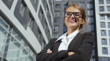 Corporation'ın önünde başarılı iş kadını