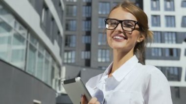 Corporation'ın önünde işkadını Holding Tablet