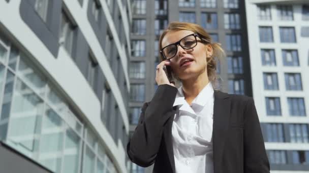 Attraente donna d'affari che risponde alla telefonata — Video Stock