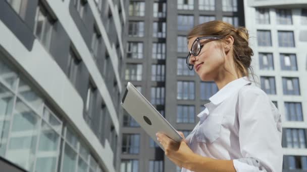 Empresária usando Tablet na frente da Corporação — Vídeo de Stock