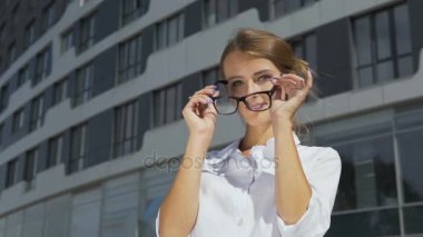 Gözlüklerini koyarak işkadını