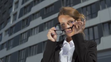 İşkadını akıllı takım gözlüklerini koyarak