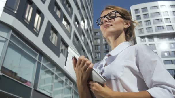 Affärskvinna Holding tablett nära Corporation Building — Stockvideo