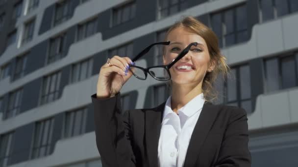 Intelligent affärskvinna lyfter med glasögon — Stockvideo