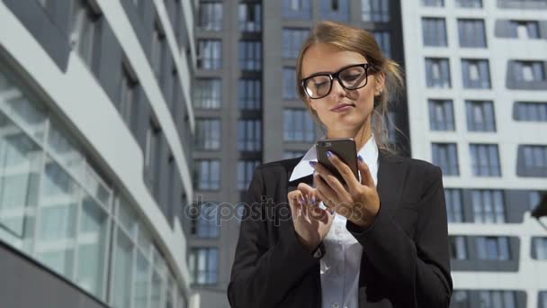 Självsäkert affärskvinna textning på telefon — Stockvideo