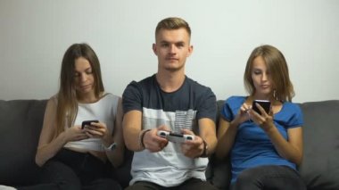 Sevimli kız çocuğu oynamaktan yoruldum