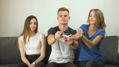 Kızlar Gamepad eğlenmek götürün