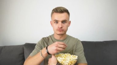 Intensed çocuk korku filmi izliyor