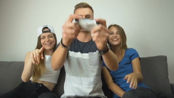 Adolescentes se divertem com videogames — Vídeo de Stock