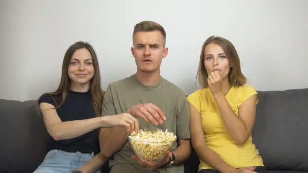 Заинтригованные подростки смотрят фильм — стоковое видео