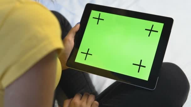 Flicka vidrör gröna Tablet PC-skärmen — Stockvideo