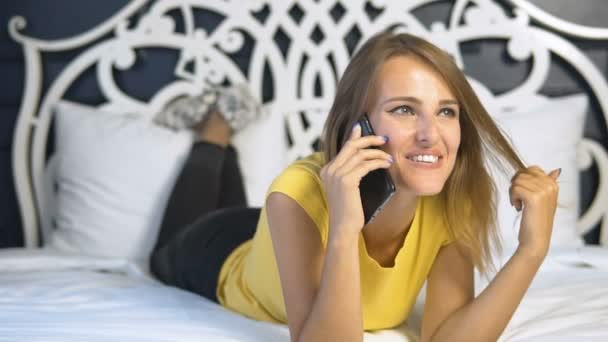 Mädchen telefoniert im Schlafzimmer — Stockvideo