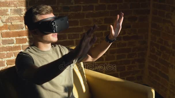 Mann mit Virtual-Reality-Steuerung — Stockvideo