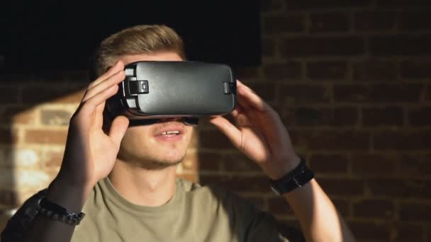 Человек наслаждается шлемом виртуальной реальности — стоковое видео