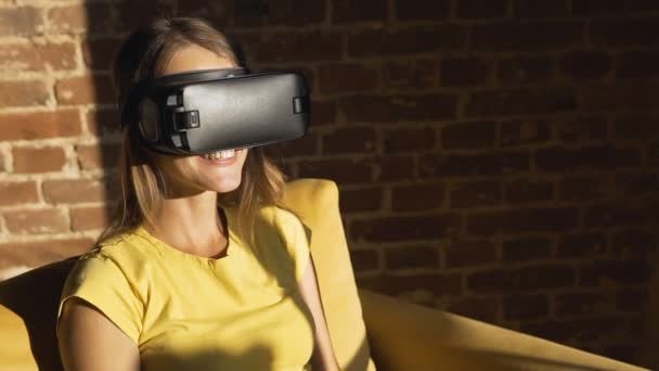 Dívka používá virtuální realita Helm — Stock video