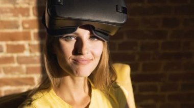 Kız sanal gerçeklik dümen kullanın gonna