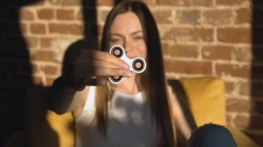 Kız mutlu Spinner döner