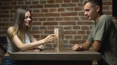 İki genç Jenga oyunu başlatmak