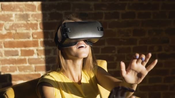 Flicka erfarenheter Virtual Reality rodret — Stockvideo