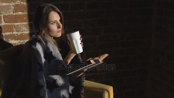 Chica sueña mientras lee con té — Vídeos de Stock