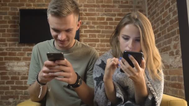 Konzentriertes Paar nutzt Telefone — Stockvideo