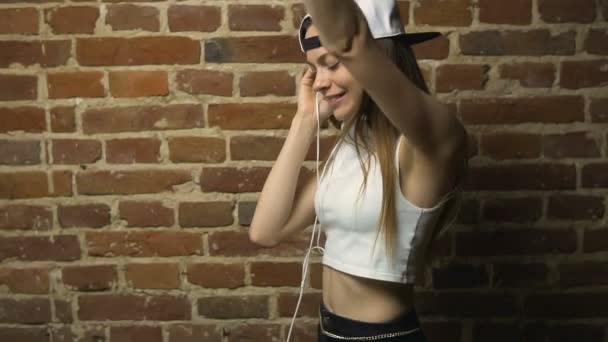 Hipster chica baila a la música — Vídeo de stock