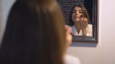 Güzel kız fondoten yanakları