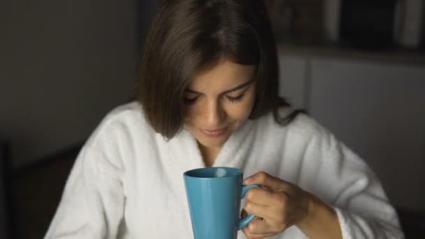 Όμορφο κορίτσι απολαμβάνει καφές — Αρχείο Βίντεο