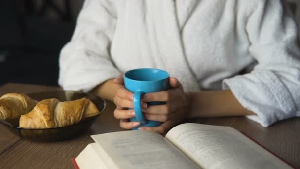 Дівчина мрії з кавою — стокове відео