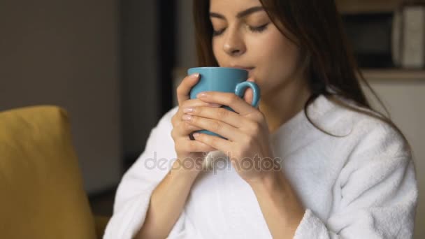 Sonhando mulher gosta de café em poltrona — Vídeo de Stock