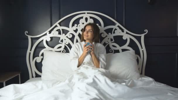 Krásná dívka s kávou v posteli — Stock video