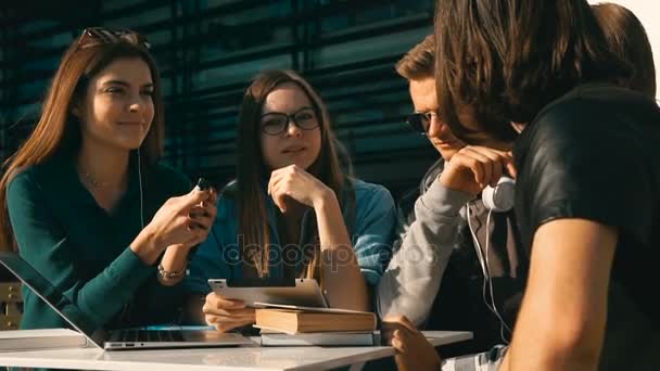 Groep studenten hebben gesprek — Stockvideo