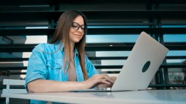Dizüstü bilgisayar ile Internet iş