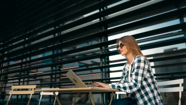 Comece a trabalhar com laptop — Vídeo de Stock