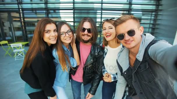 Estudiantes se toman selfie — Vídeos de Stock