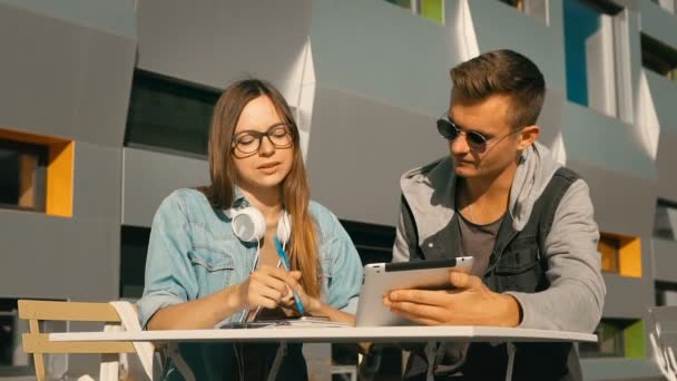 Studenten met tablet pc — Stockvideo