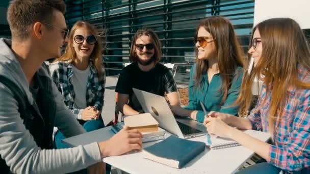 Grupo de Estudantes Discutem — Vídeo de Stock