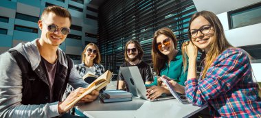 Modern bina önce mutlu öğrenciler