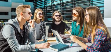 Modern bina önce mutlu öğrenciler