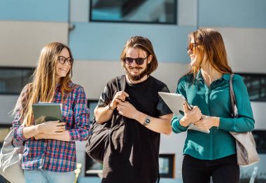 Öğrencilerin arkadaş yürüyüş