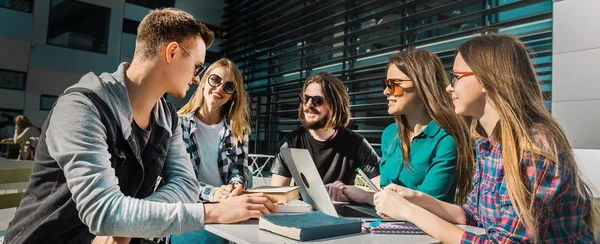 Gespräche im Freien studieren — Stockfoto