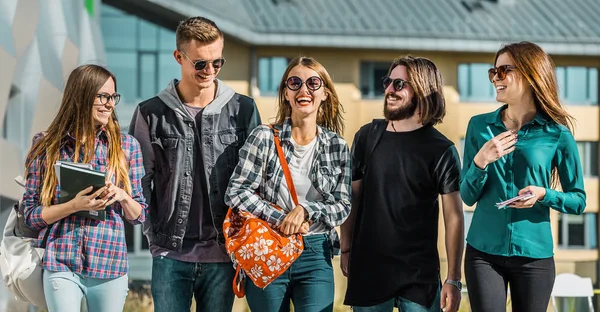 Üniversite bina boyunca öğrenciler yürüyüş