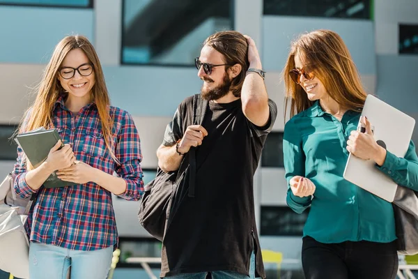 Öğrencilerin arkadaş yürüyüş