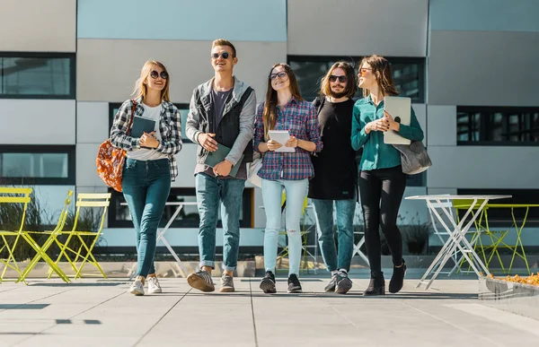 Grupo de Estudantes Caminhada — Fotografia de Stock